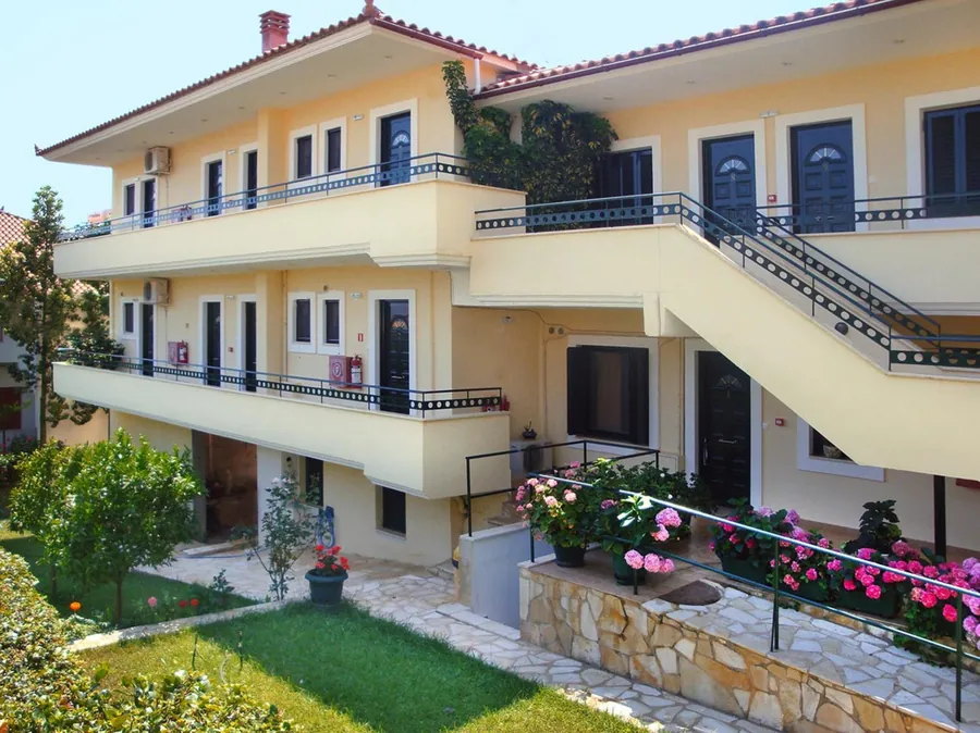 Η πρόσοψη με τα μπαλκόνια και τα λουλούδια