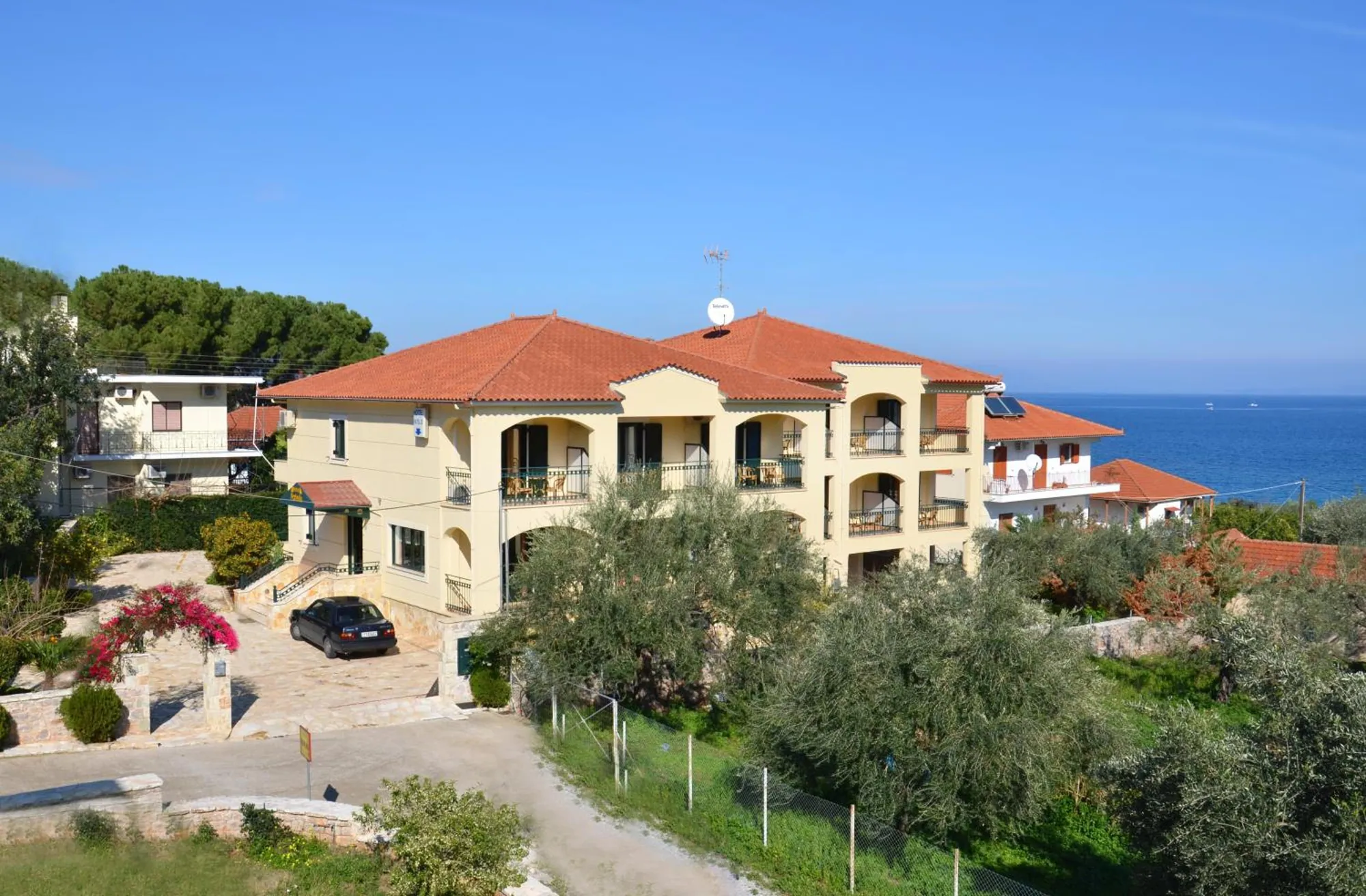 Τα Πούλιθρα με τις ελιές και τη θάλασσα
