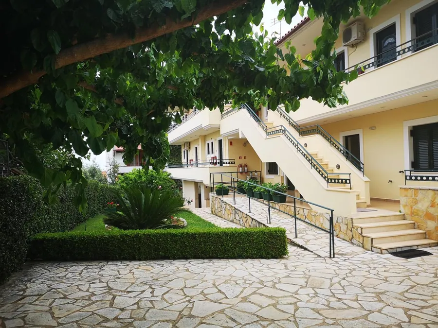 Η αυλή με τις σκάλες και την κληματαριά